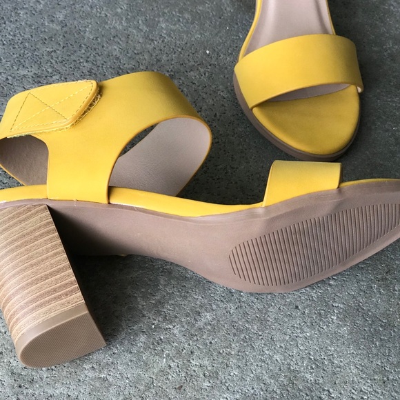 Restock! Soda Wait Yellow 3” stacked heel SANDAL - Picture 7 of 7